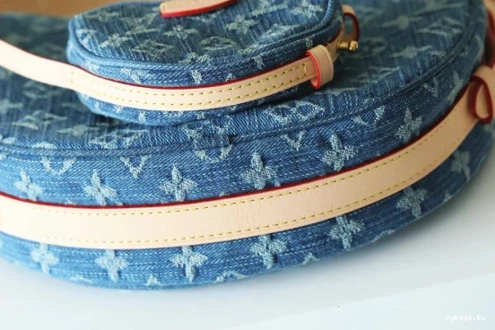 MM Croissant VUITTON LOUIS 0322